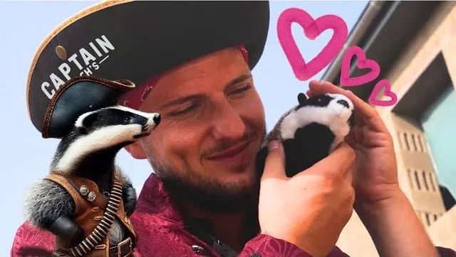 Pascal Müller von Captain Dach's mit Piratenhut und Plüsch-Dachs, daneben das Maskottchen