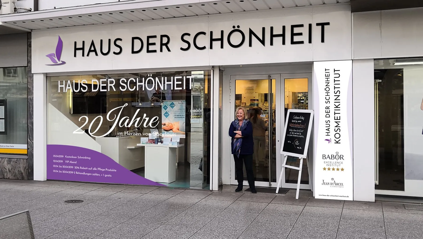 Fassade des Kosmetikinstituts Haus der Schönheit mit Beschriftung zum 20-jährigen Jubiläum
