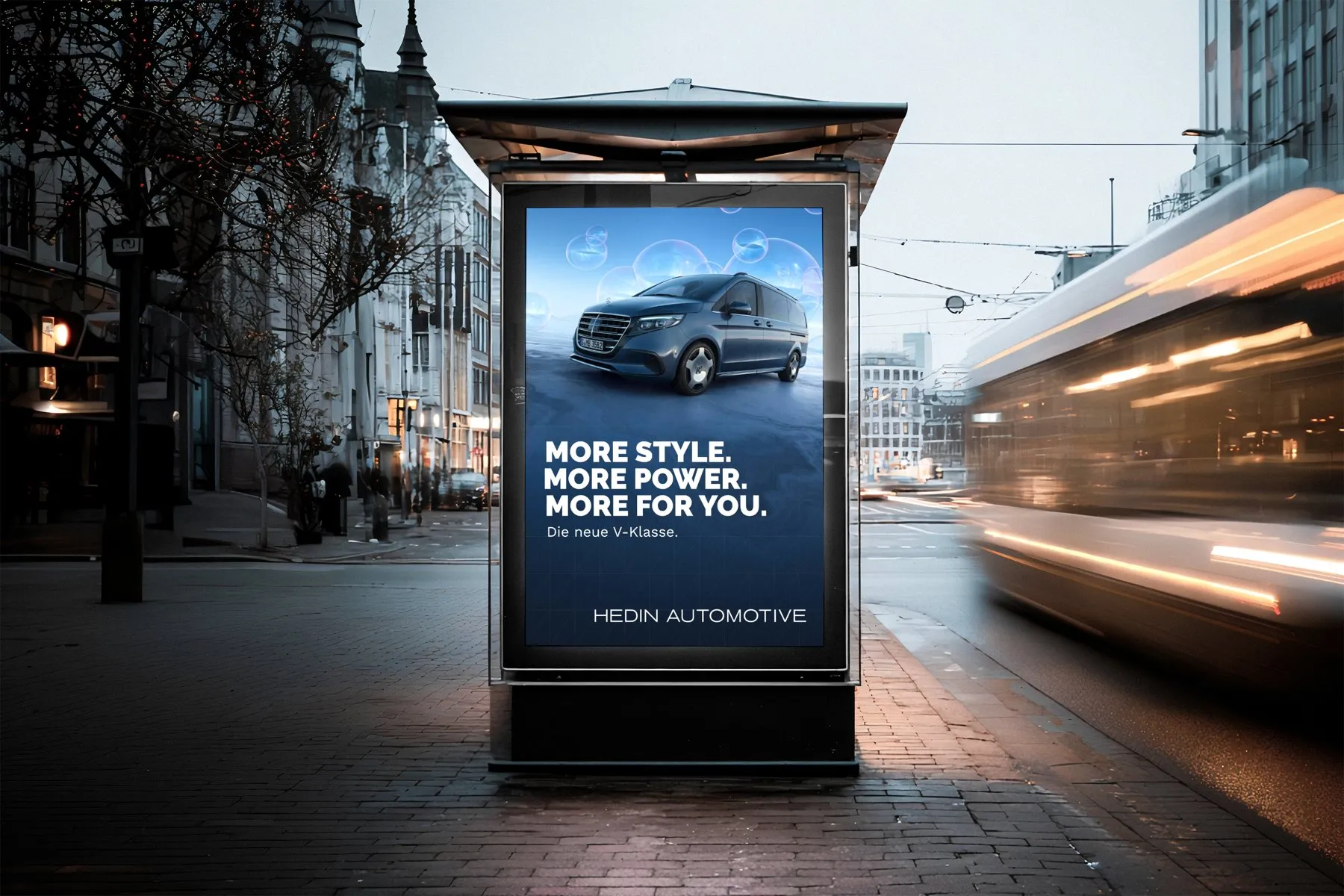 Plakat von Hedin Automotive für die neue V-Klasse an einer Bushaltestelle