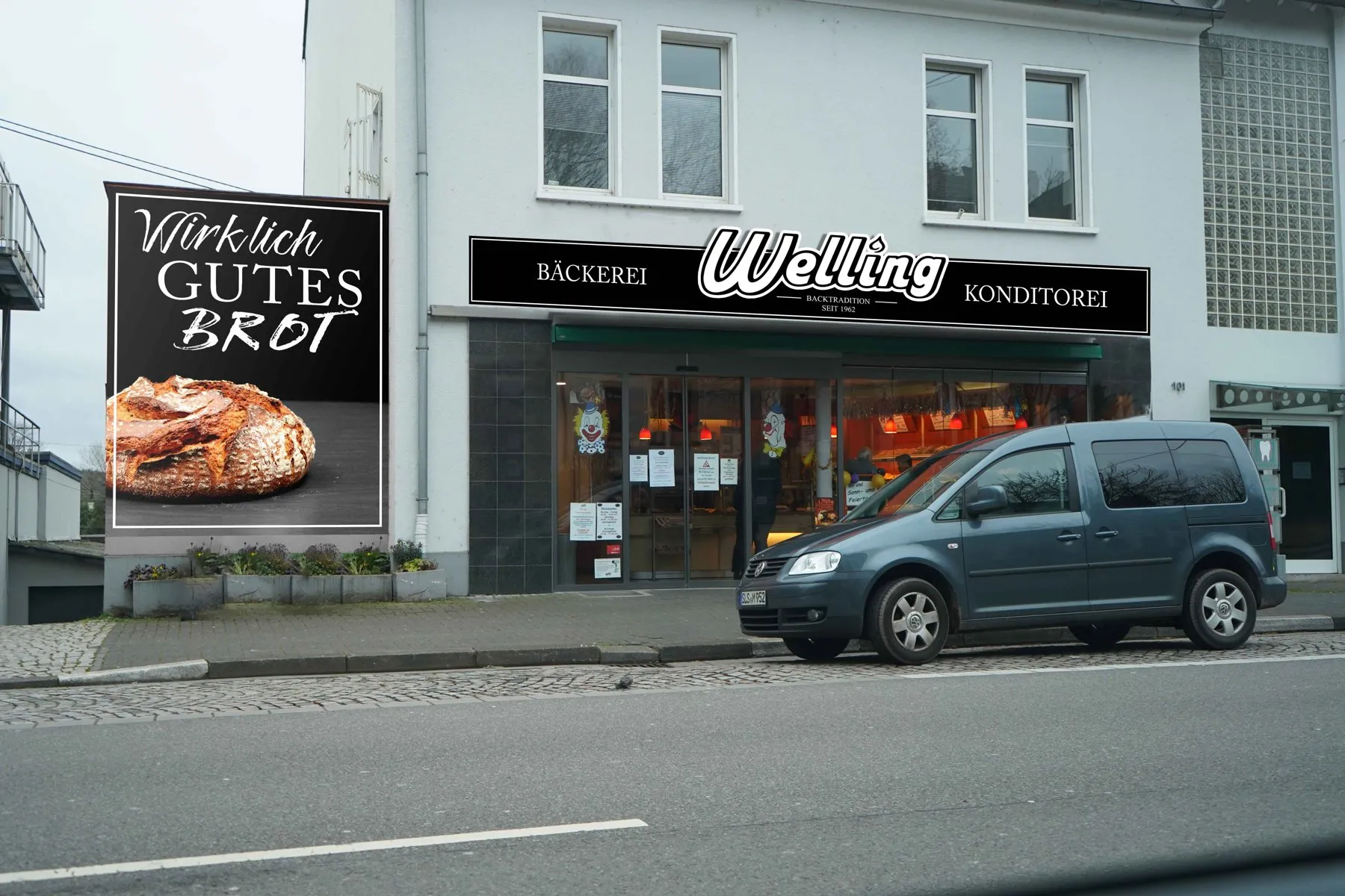 Bäckerei Welling mit großem Plakat „Wirklich gutes Brot“ an der Fassade