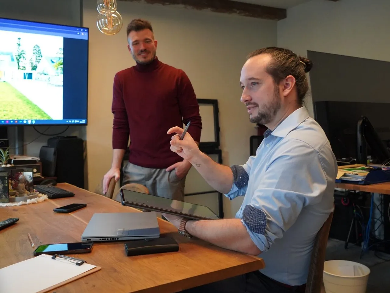Raphael Pönicke im Beratungsgespräch mit einem Kunden am Besprechungstisch im Büro in Dillingen