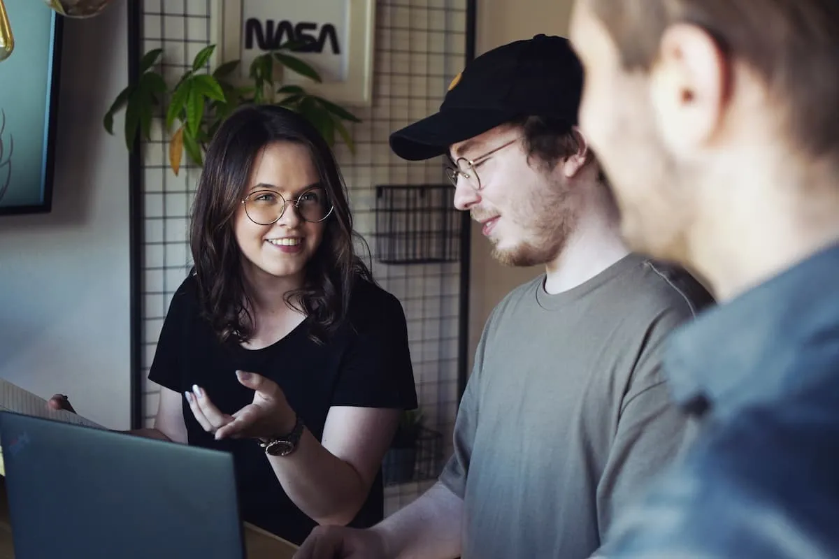 Zwei Mitglieder des ONE STEP Teams besprechen im Büro in Dillingen ein Kundenprojekt am Laptop