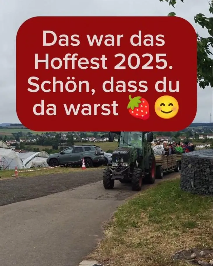 Traktor mit Gästen beim Hoffest 2025 von Erdbeerland, darüber der Text „Das war das Hoffest 2025“