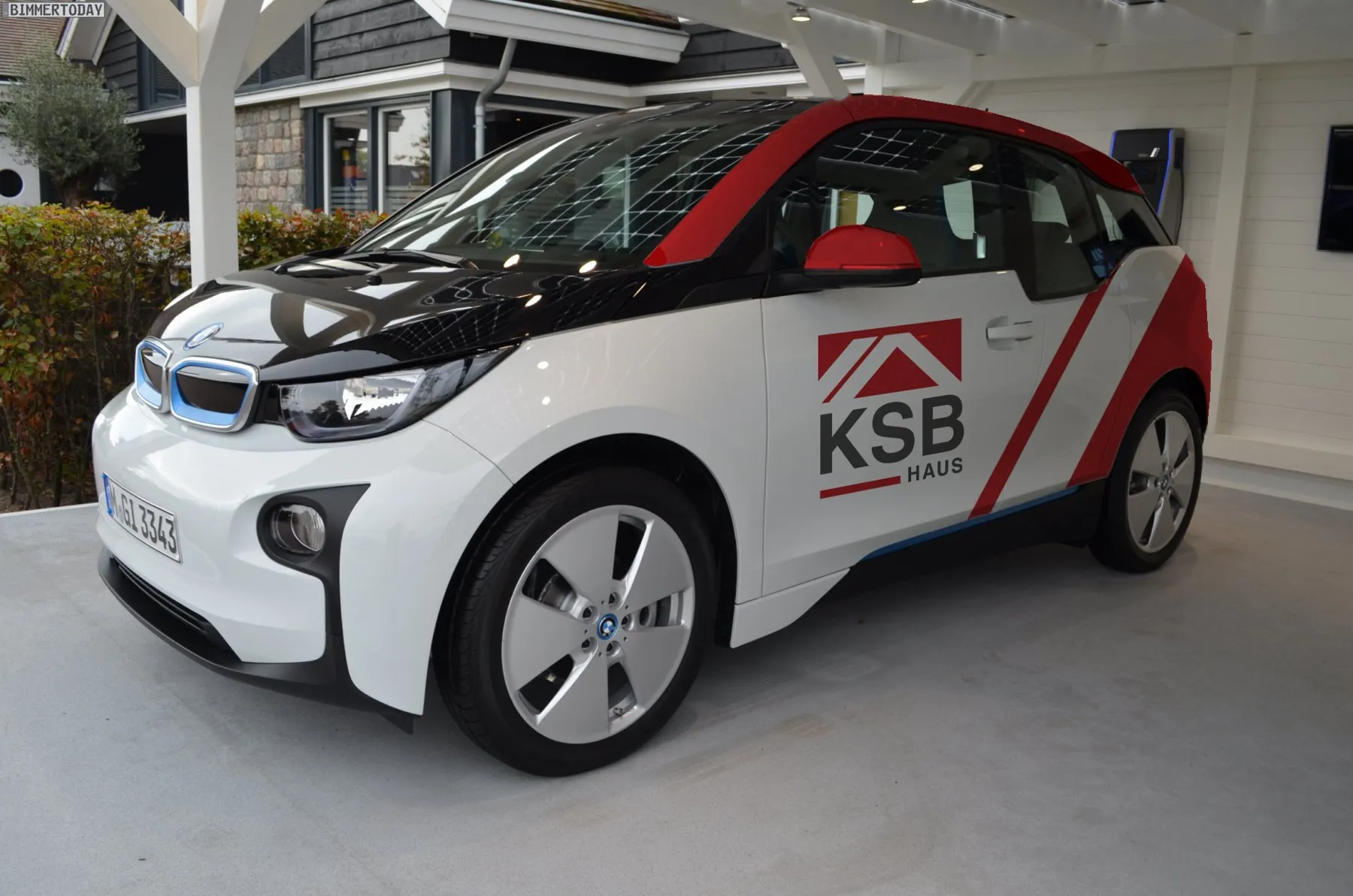 BMW i3 im Design von KSB Haus in Weiß und Rot