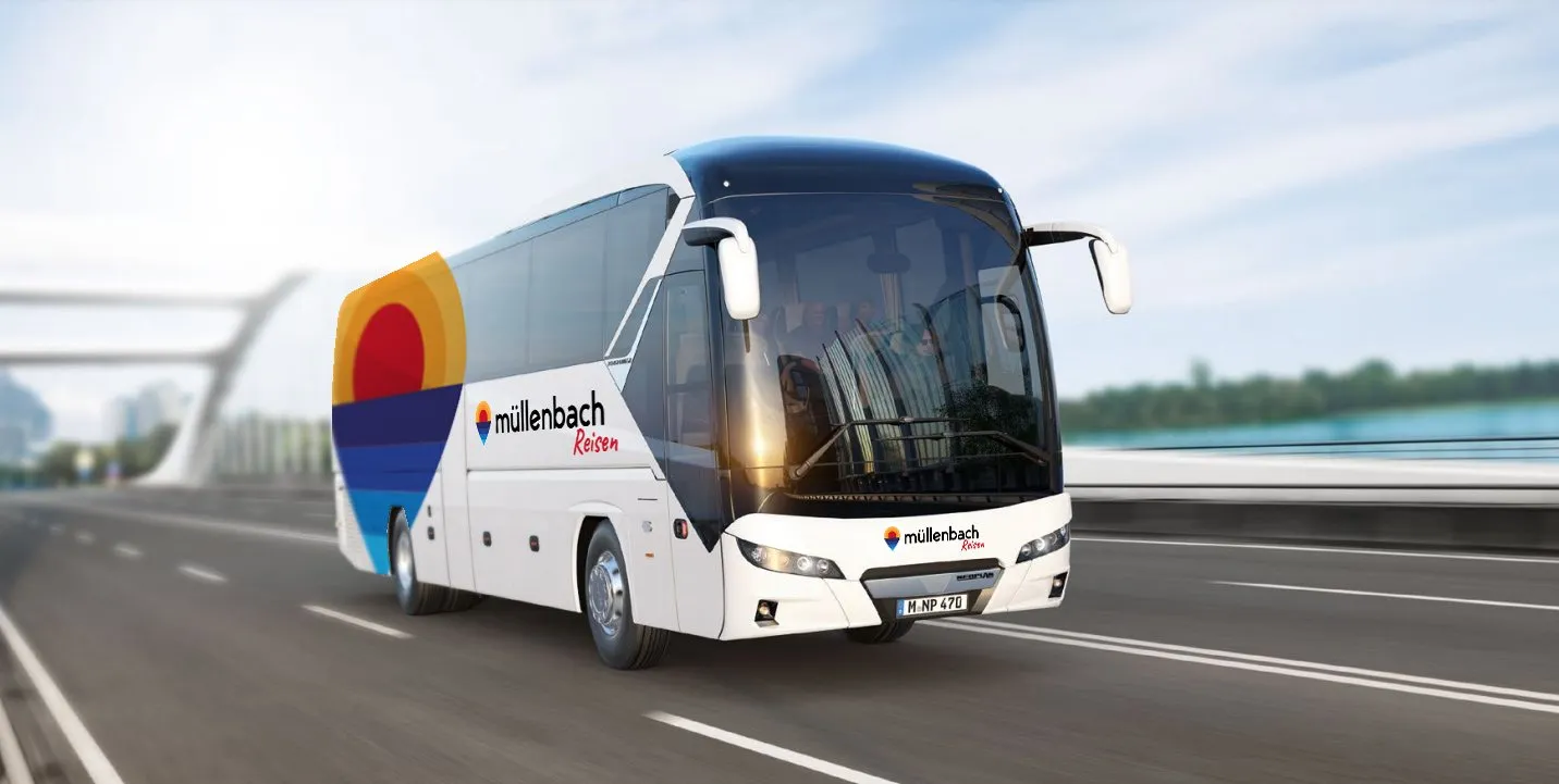 Reisebus von Müllenbach mit farbiger Beschriftung