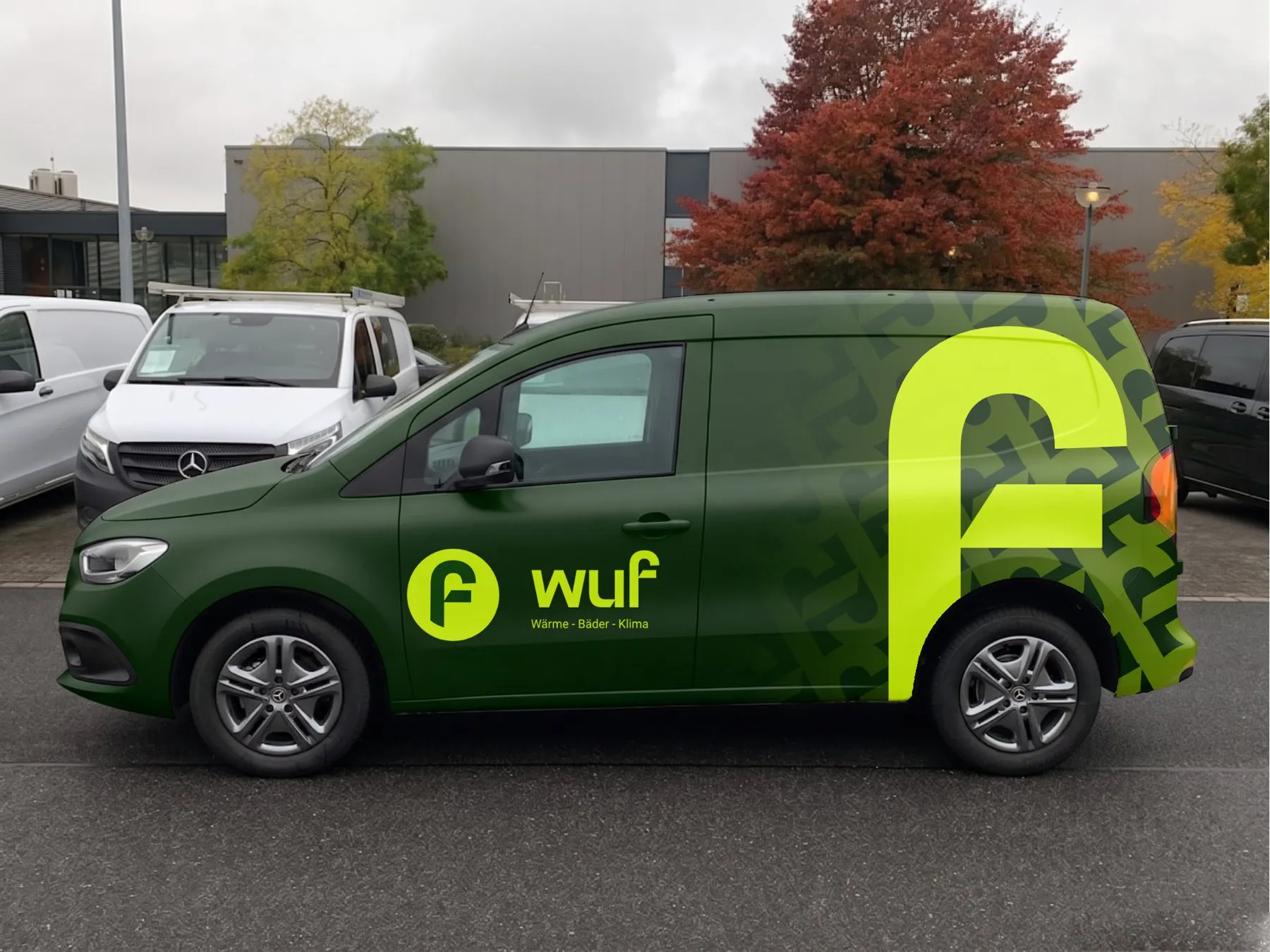 Grüner Transporter von wuf mit großem neongelbem Logo