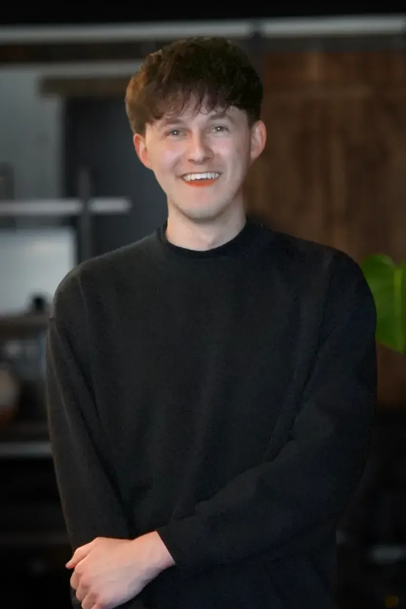 Joshua, Experte für Marketing und KI bei ONE STEP Marketing