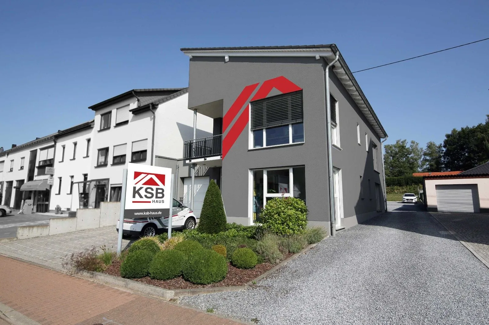 Musterhaus von KSB Haus mit rotem Dachmotiv an der Fassade