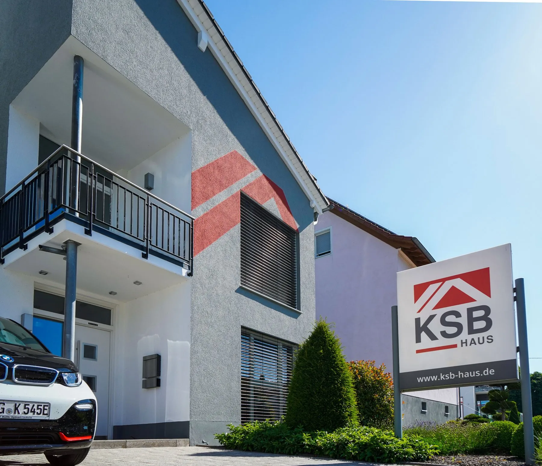 Schild von KSB Haus vor einem Musterhaus