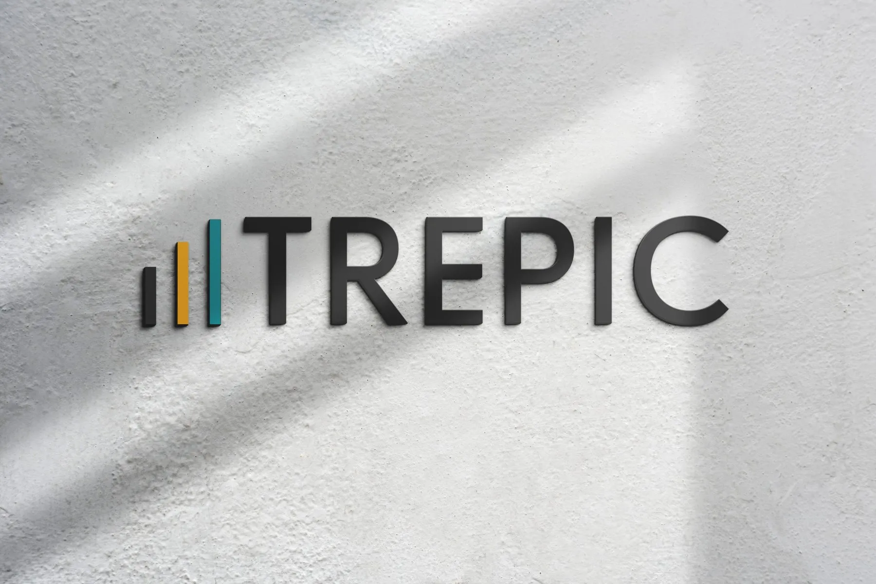 Logo von Trepic als plastischer Schriftzug an einer hellen Wand