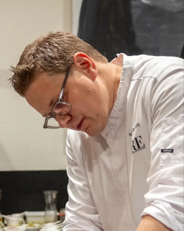 Küchenchef Markus Pape vom Meisenheimer Hof bereitet in der Küche ein Gericht zu