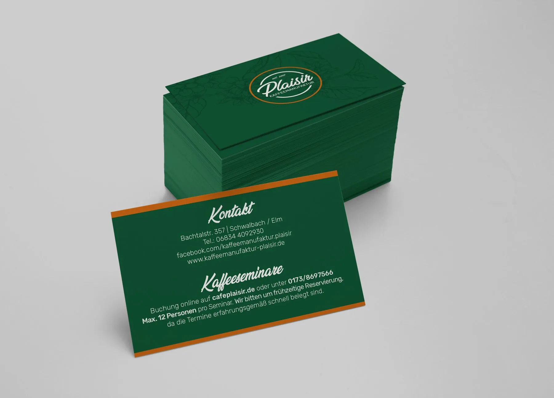 Grüne Visitenkarten mit dem Logo der Plaisir Kaffeemanufaktur