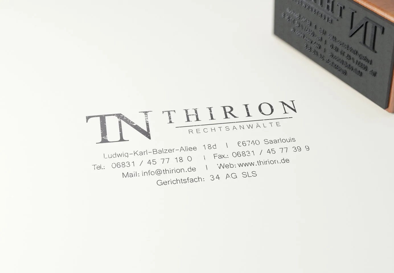 Briefkopf und Stempel mit dem Logo von Thirion Rechtsanwälte