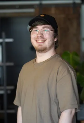 Tim, Leitender Webdesigner bei ONE STEP Marketing