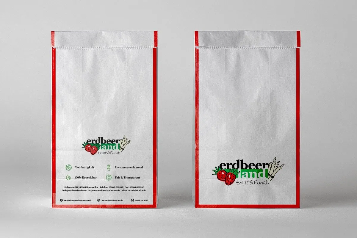 Papiertüten mit rotem Rand und Erdbeerland-Logo