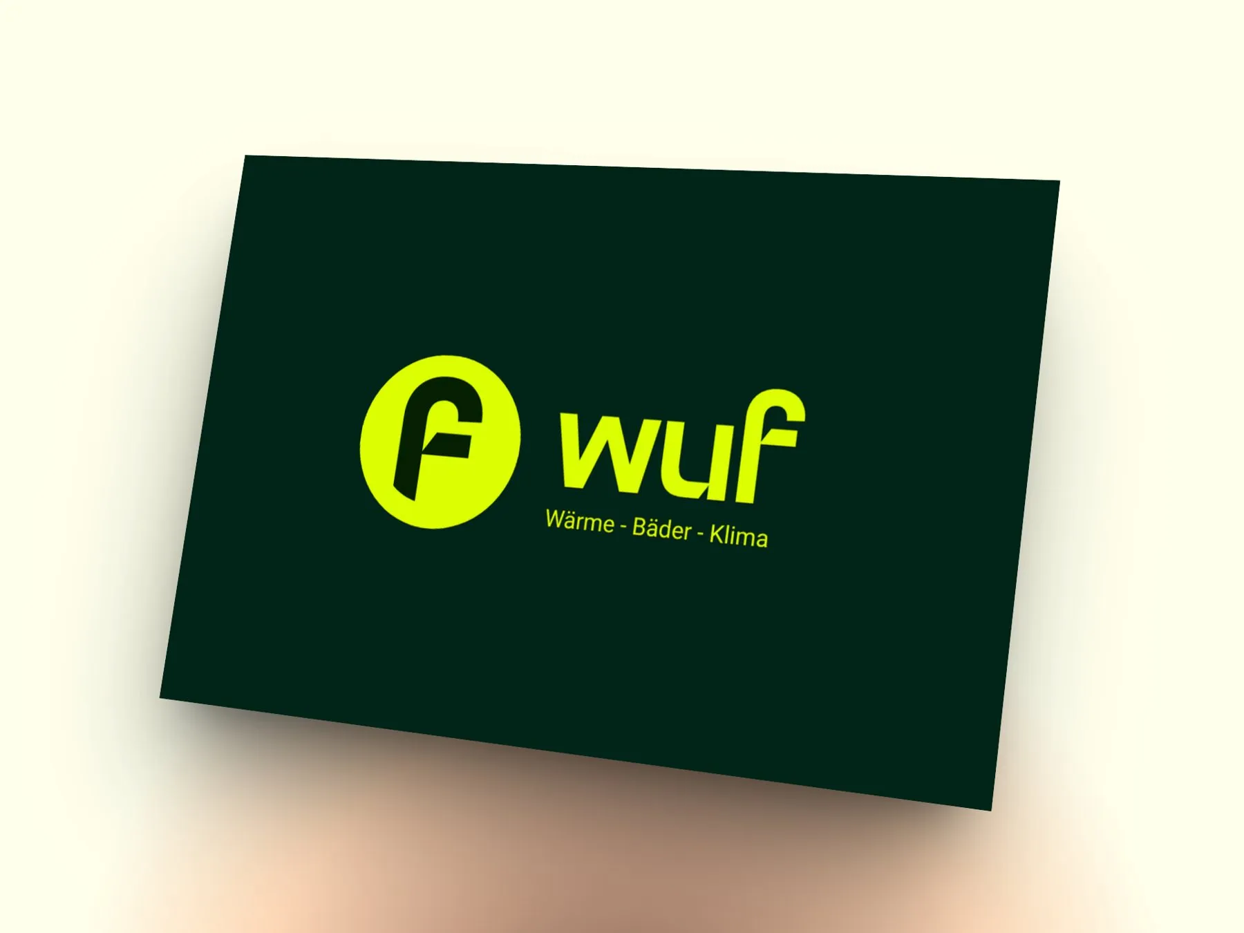 Dunkelgrüne Visitenkarte mit dem neongelben Logo von wuf