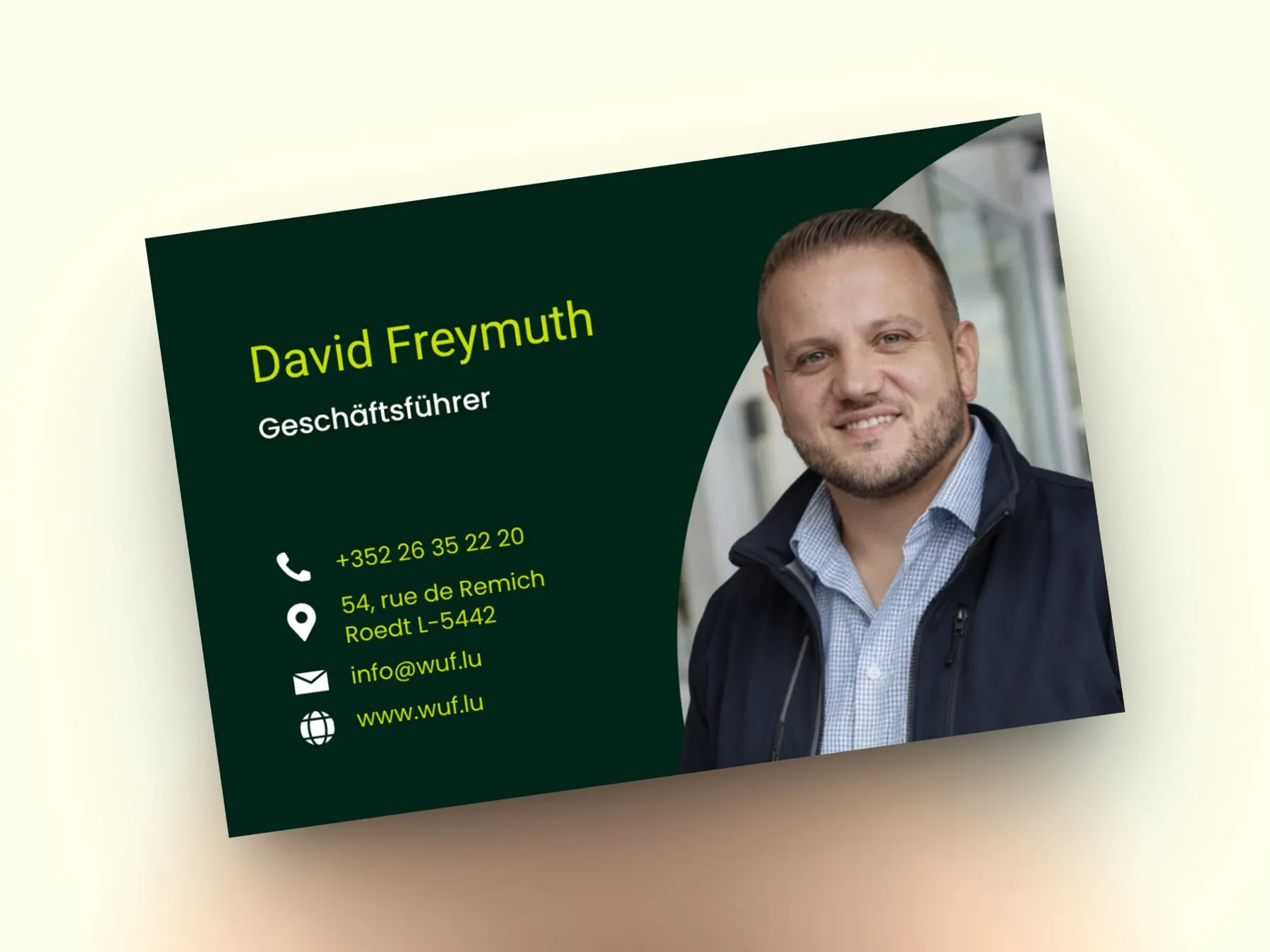 Visitenkarte von wuf mit Foto von Geschäftsführer David Freymuth im grün-gelben Design
